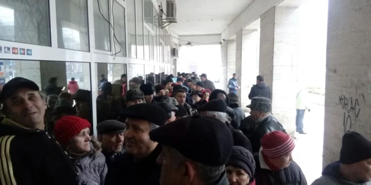 Paradox românesc: deși impozitele au crescut, ghișeele s-au umplut. Oamenii s-au înghesuit să plătească „ca să scape”