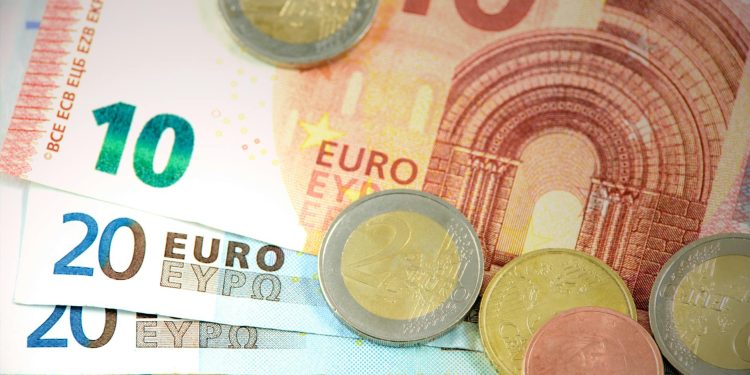 Euro a închis la 5,0986 lei, ușor mai mare față de ședința precedentă