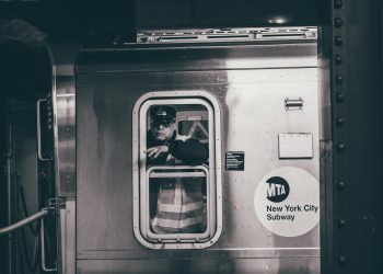 Atac cu macetă la metroul din New York, agresorul ucis de poliţie