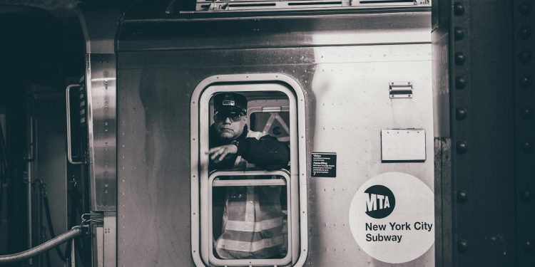 Atac cu macetă la metroul din New York, agresorul ucis de poliţie