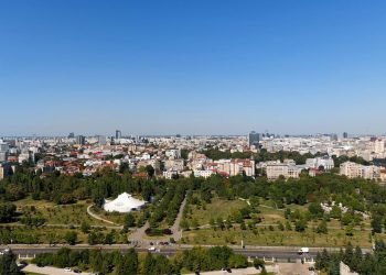 Un din trei angajați români caută un nou loc de muncă în contextul supraîncărcării și al nemulțumirilor