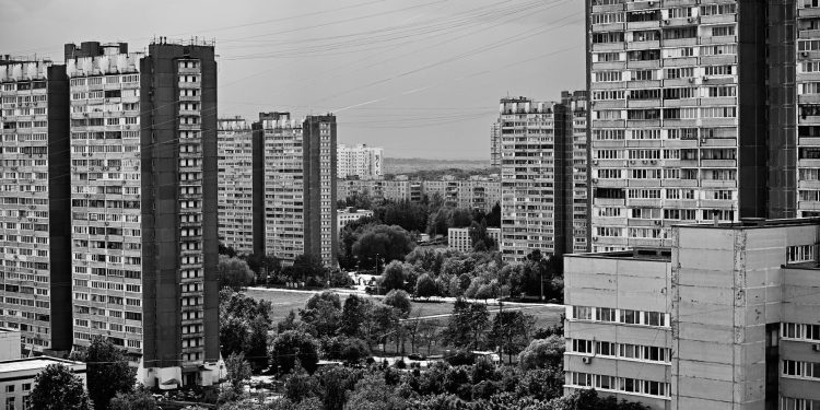 Incendiu la bloc social din Constanța: Plan roșu activat, zeci de pompieri la fața locului