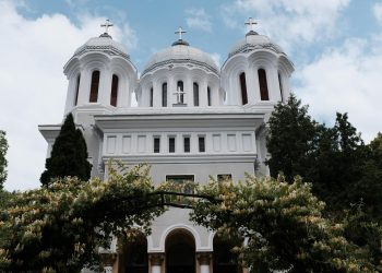 Lumina Sfântă la Patriarhia Română: mii de credincioși la Înviere în București