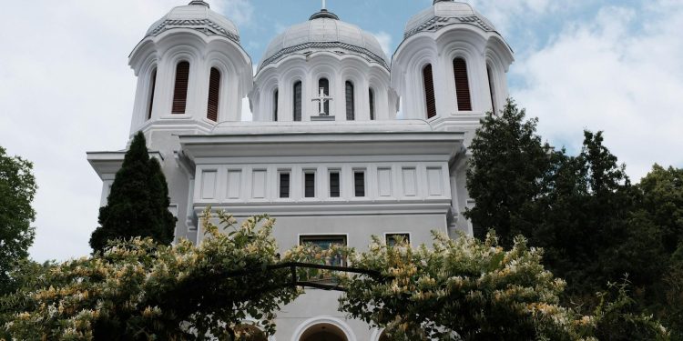 Lumina Sfântă la Patriarhia Română: mii de credincioși la Înviere în București