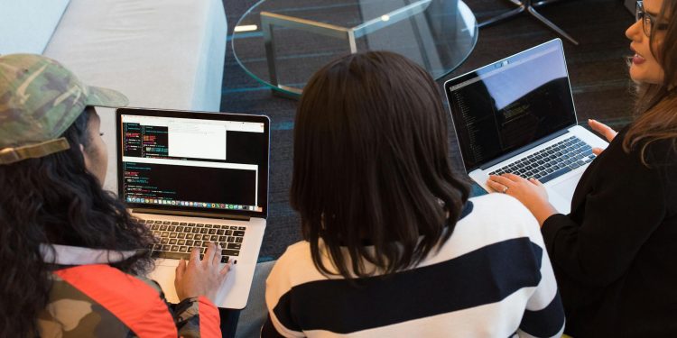 Hackathon pentru studenți români cu sprijin Microsoft, premii de până la 3.000 EUR