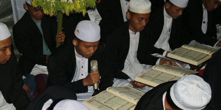 Două femei, reținute în Indonezia pentru blasfemie după imaginea cu Coranul călcat