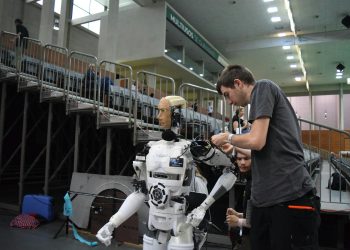 Roboți umanoizi depășesc oamenii într-un semi-maraton din Beijing