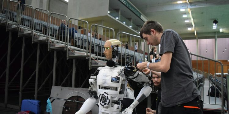 Roboți umanoizi depășesc oamenii într-un semi-maraton din Beijing