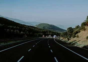 Miruţă: România are nevoie de infrastructură rutieră şi feroviară substanţial mai bună