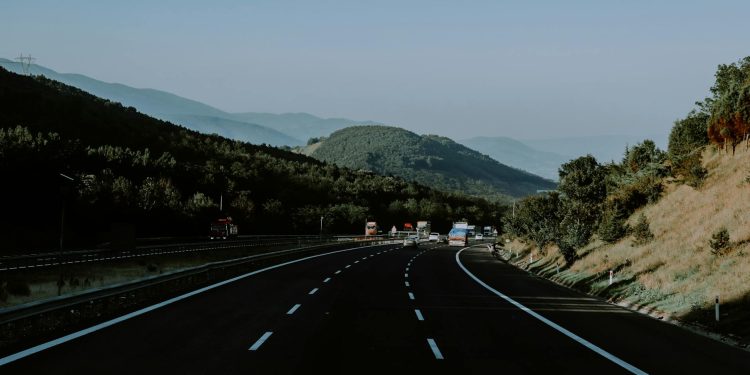 Miruţă: România are nevoie de infrastructură rutieră şi feroviară substanţial mai bună