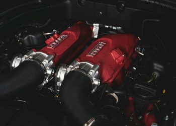 Ferrari-ul parcat pe linia de tramvai, ridicat de poliție în centrul Bucureștiului