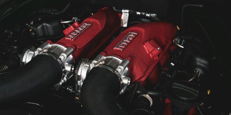 Ferrari-ul parcat pe linia de tramvai, ridicat de poliție în centrul Bucureștiului