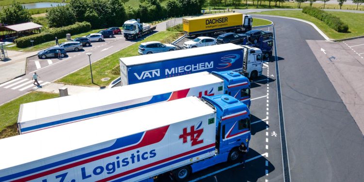 Convoi de petroliere traversează Strâmtoarea Ormuz în prima mișcare după șapte săptămâni de conflict