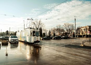 Consiliul General al Bucureștiului analizează eliminarea gratuității pentru mașinile electrice și hibride în parcările…