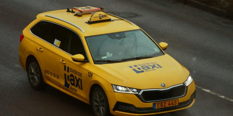 Taximetriști din București, loviți de creșterea prețului la motorină, dar impactul nu e uniform