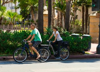 Prima navă noniraniană străbate Strâmtoarea Ormuz după armistițiul SUA‑Iran