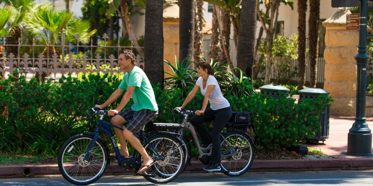 Prima navă noniraniană străbate Strâmtoarea Ormuz după armistițiul SUA‑Iran