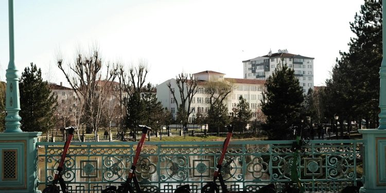 Femeie străină decedează după căderea de pe trotinetă în București