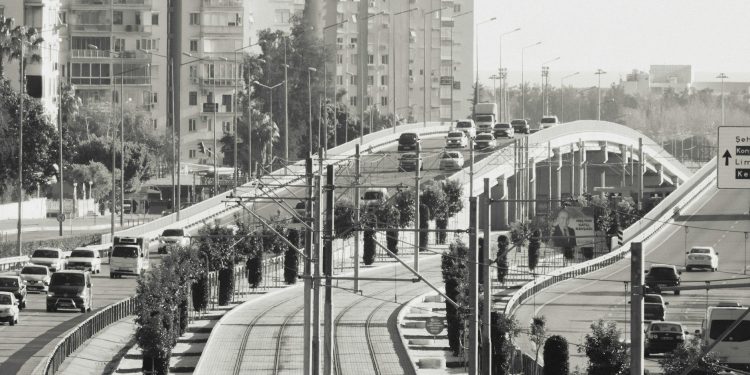Israelul promite continuarea loviturilor asupra infrastructurii economice iraniene
