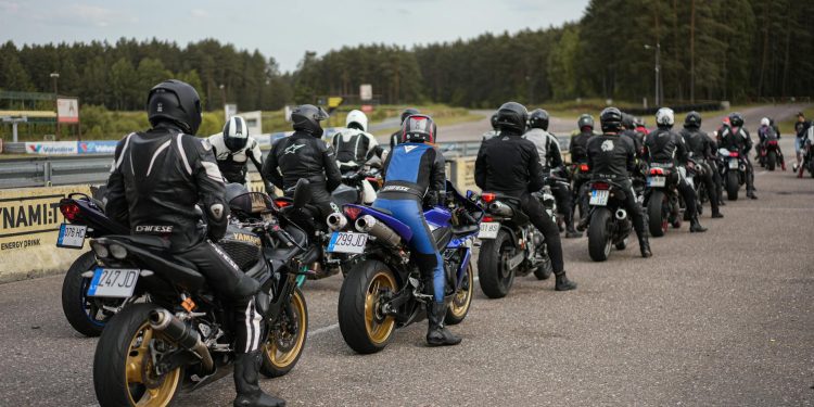 Scădere temporară a accizei la motorină și contribuție de solidaritate pentru petroliere