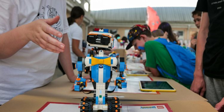 Campania RoboTech Girls in Transylvania stimulează interesul tinerelor pentru tehnologie în Nord-Vest