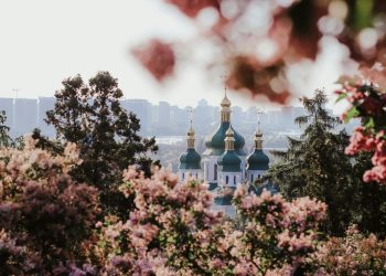 Andrew Tate scapă temporar de controlul judiciar în România