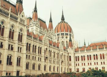 Partidul lui Peter Magyar obține majoritate în Parlamentul Ungariei