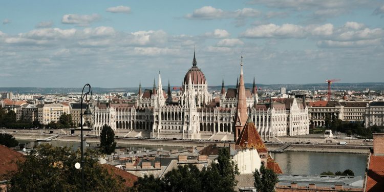 Oana Gheorghiu trimite parlamentarilor un mesaj despre înțelepciune și curaj înainte de moțiune