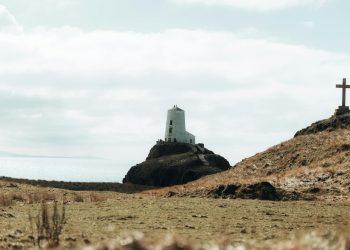 Nuntă la muntele timpului: ceasul marii decide ora ceremoniei la mica biserică din mare