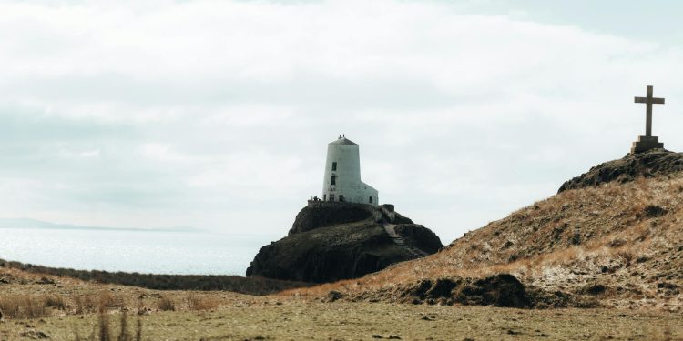 Nuntă la muntele timpului: ceasul marii decide ora ceremoniei la mica biserică din mare
