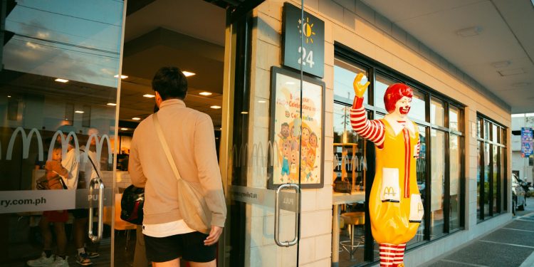 Trump a fost surprins cu pungi de McDonald’s înainte de conferința despre Iran