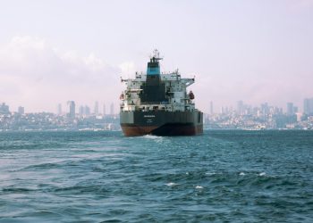 Iran deschide focul asupra petrolierului în Strâmtoarea Hormuz, potrivit UKMTO