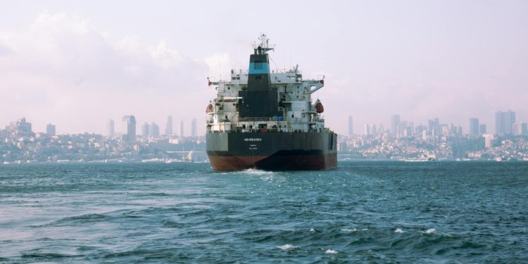 Iran deschide focul asupra petrolierului în Strâmtoarea Hormuz, potrivit UKMTO