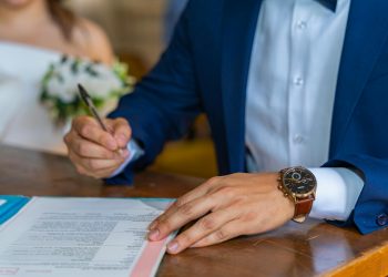 Confuzia românilor cu privire la First Name și Last Name în formulare