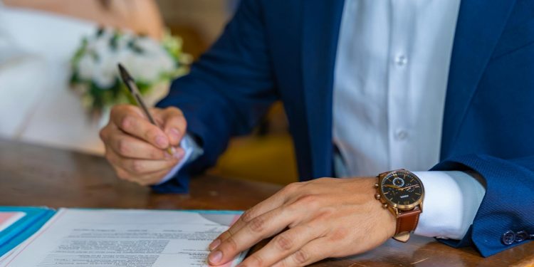 Confuzia românilor cu privire la First Name și Last Name în formulare