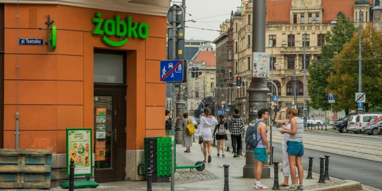 Froo atinge 204 magazine în România în 2026, în creștere rapidă pentru lanțul Żabka