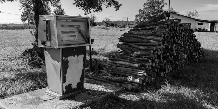 Băsescu: raționalizarea carburantului, esențială pentru a evita criza