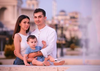 Analiză: cum părinții protectivi influențează reziliența și sănătatea emoțională a copiilor din generații diferite