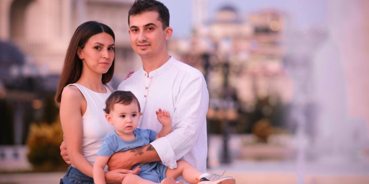 Analiză: cum părinții protectivi influențează reziliența și sănătatea emoțională a copiilor din generații diferite