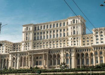 Cifra de afaceri a industriei scade cu 3,3% în primele două luni