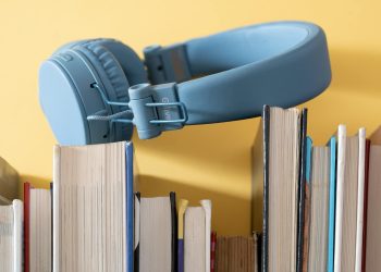 Macron recomandă adolescentului să lase telefoanele și să citească mai mult, în frunte cu o zi fără ecrane