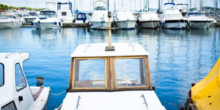 Grecia afectată de furtună de nisip africana și ploi torențiale, transportul perturbat