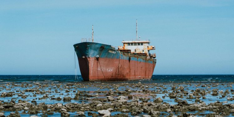 Nave comerciale întorcute în prima zi de blocadă în Strâmtoarea Ormuz