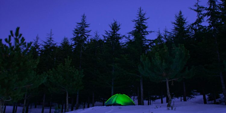 Campingul poate îmbunătăți calitatea somnului, sugerează studiul american