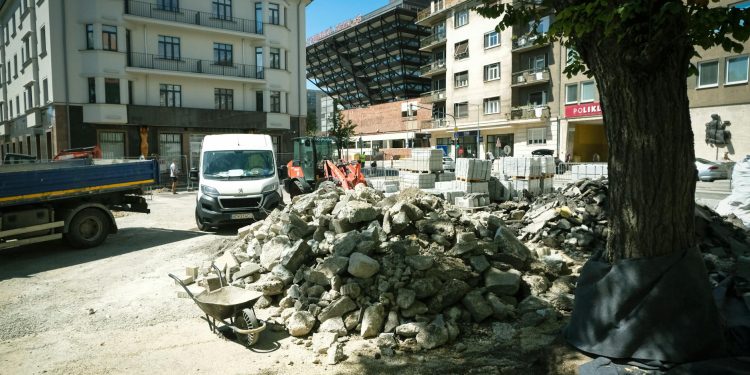 Grindeanu propune interzicerea vânzărilor de acțiuni la companiile de stat profitabile timp de doi ani