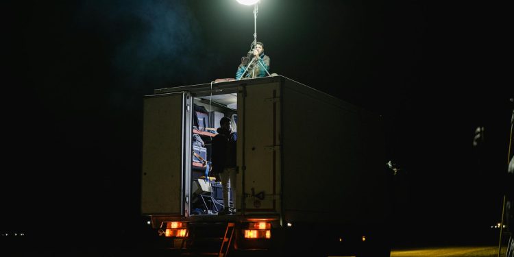 Trailer oficial pentru Verity: Anne Hathaway și Dakota Johnson într-un triunghi amoros