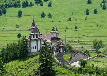 Incendiu la mânăstire în Vâlcea: o femeie găsită decedată după stingerea arderilor