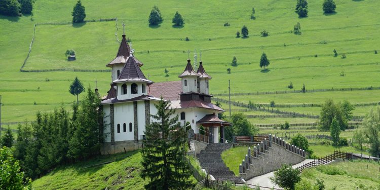 Incendiu la mânăstire în Vâlcea: o femeie găsită decedată după stingerea arderilor