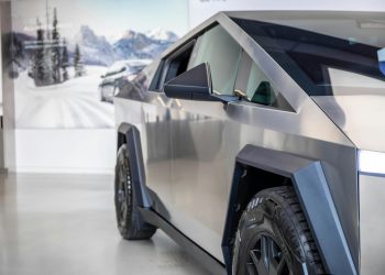 Tesla începe producția robotaxiului Cybercab, promite cost redus