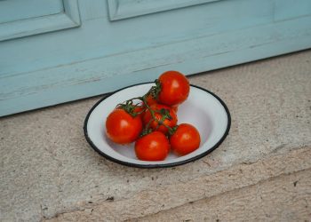 Roșiile românești în solare: prețuri de 40-42 lei/kg înainte de Paște